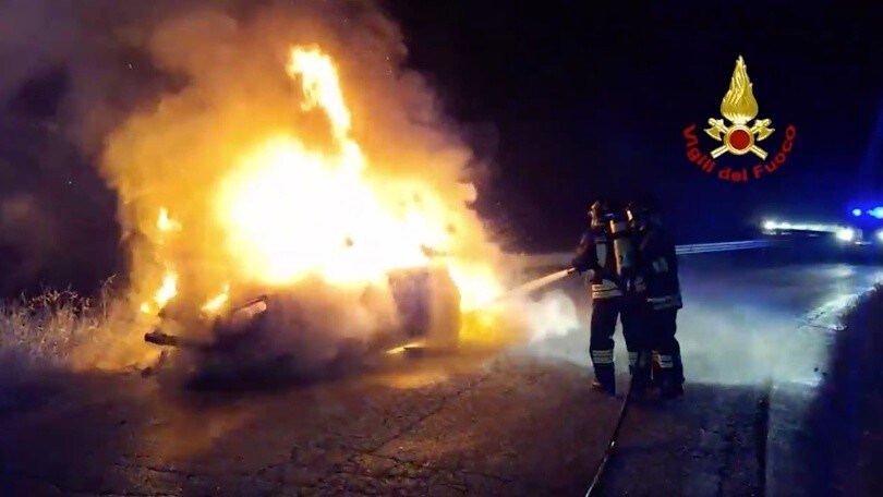 Nota il fumo dall’auto e scende, in pochi secondi scoppia un incendio