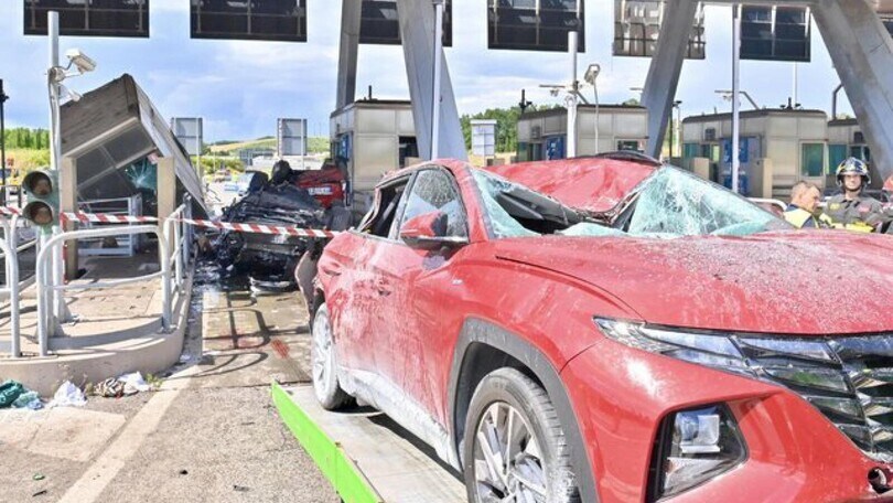 Dramma al casello: auto si schianta a tutta velocità