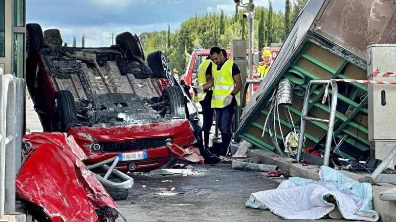 Tragedia al casello: auto a folle velocità si schianta sulla A12