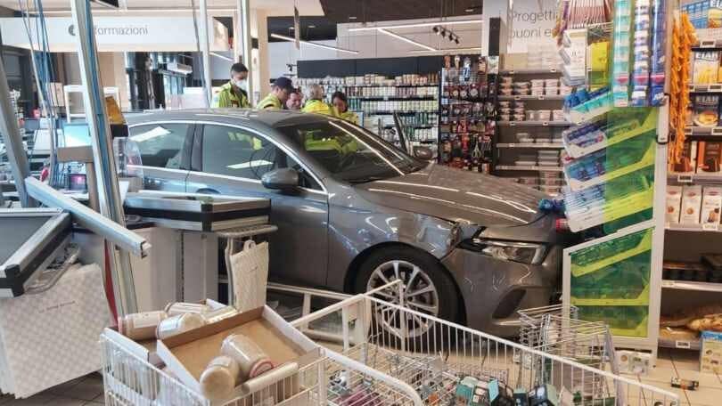 Sbaglia manovra e sfonda la vetrina del supermercato!
