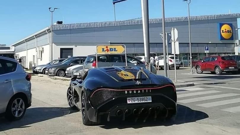 Il mistero della Bugatti da 16 milioni parcheggiata al Lidl