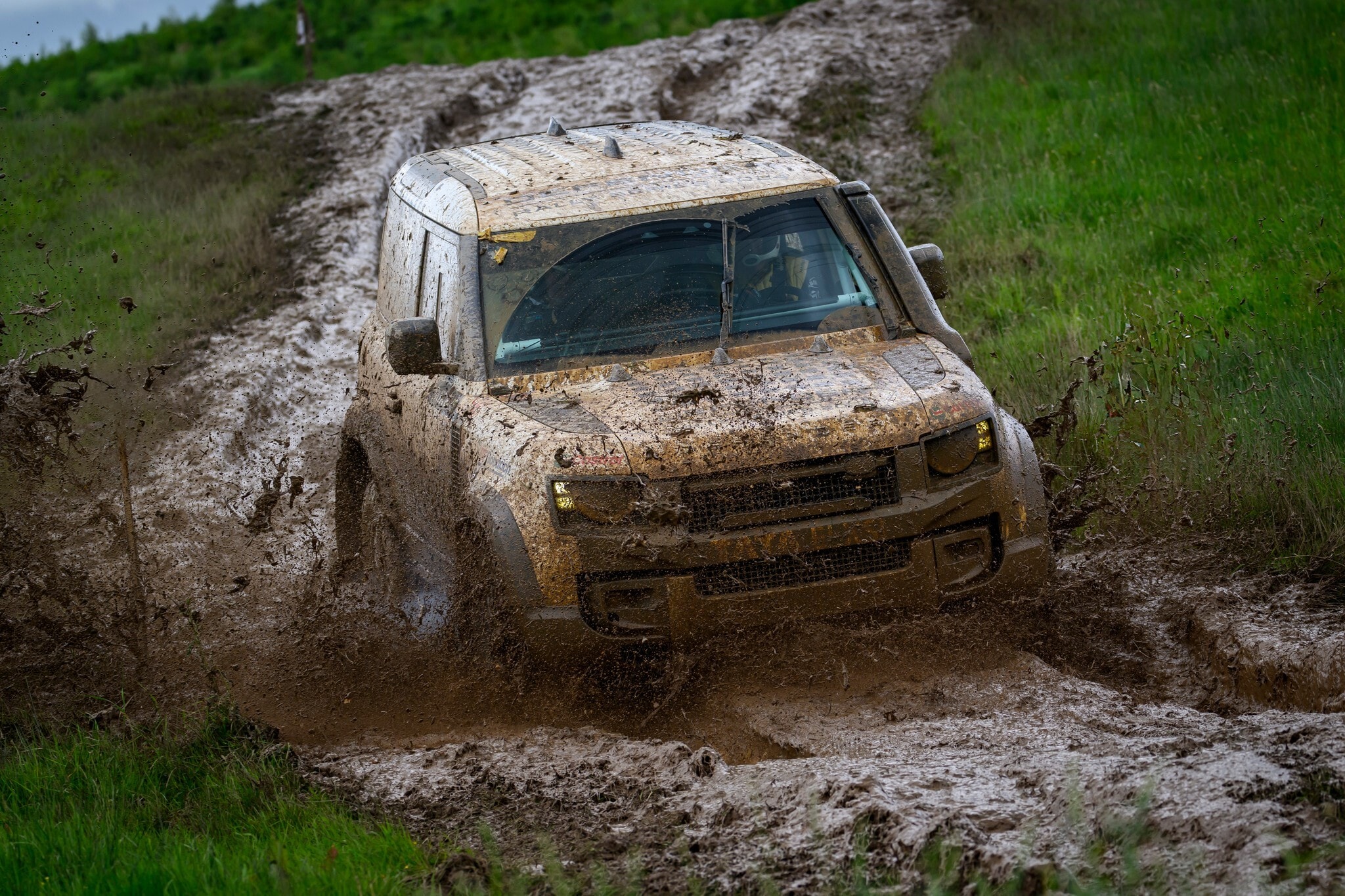 Sul fango scozzese con il Land Rover Defender da gara