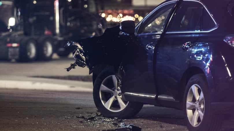 Ruba l'auto del sindaco ma si schianta contro il muro del municipio