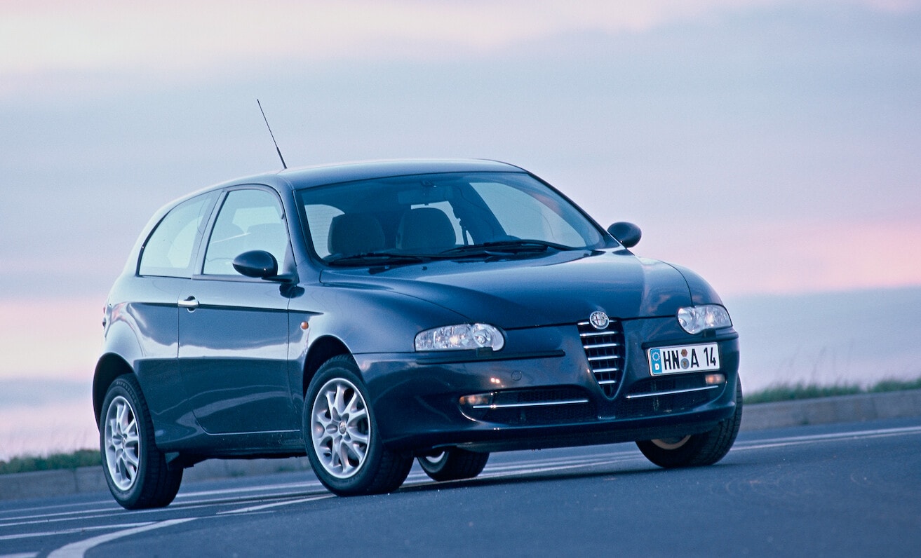 Alfa Romeo, da 156 a Tonale: i modelli con la targa asimmetrica