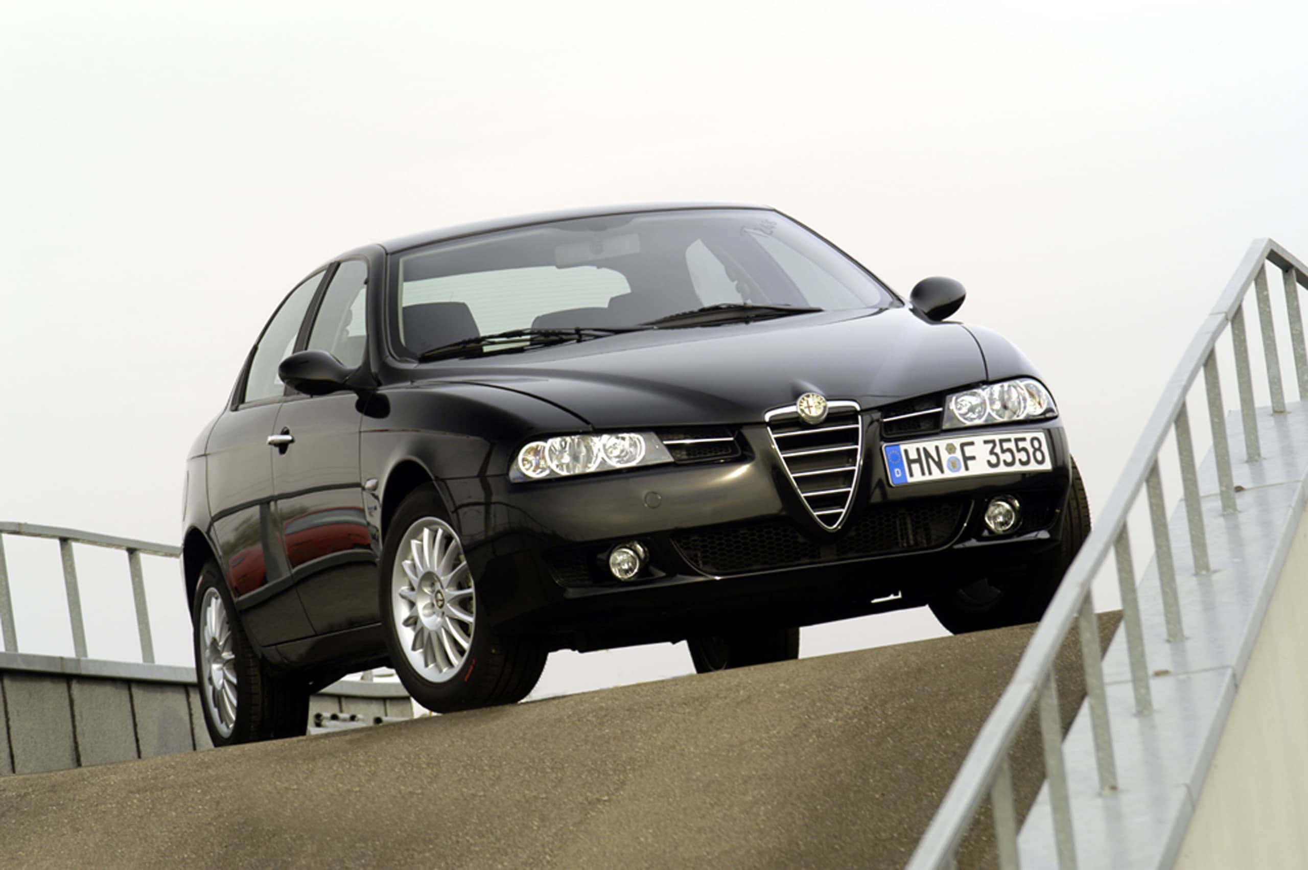 Alfa Romeo, da 156 a Tonale: i modelli con la targa asimmetrica