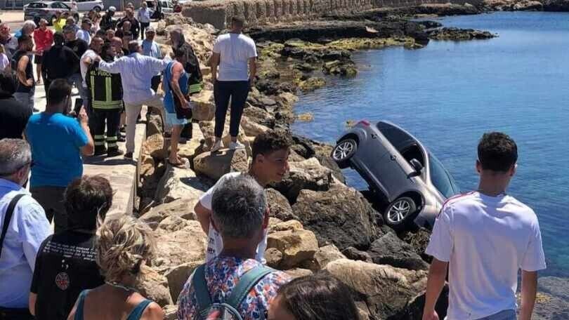 Salvataggio folle a Gallipoli: anziano finisce in bilico sugli scogli