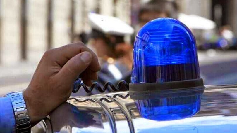 Rider installa lampeggiante sull'auto per velocizzare le consegne, ma...