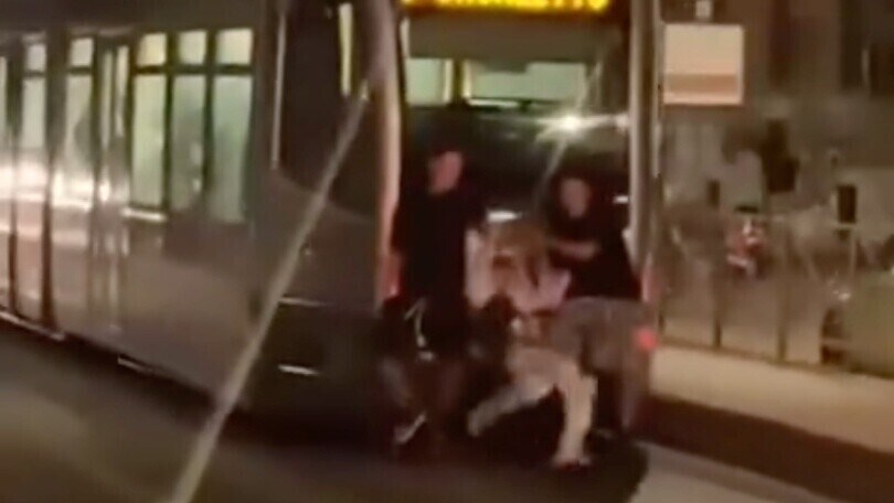 A Roma si appendono al tram: la folle bravata pericolosissima