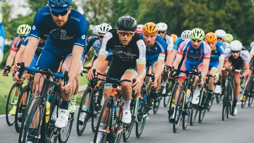 Investe con l’auto tre ciclisti: “Ero in ritardo per la messa”