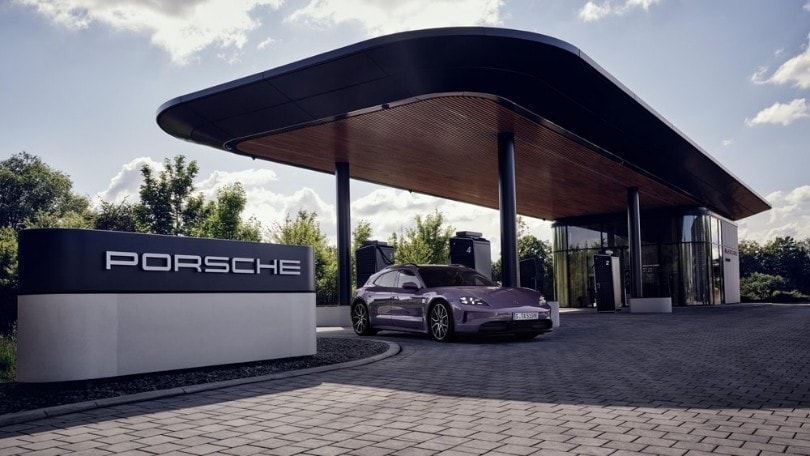 Porsche: attivata la stazione di ricarica veloce fino a 400 kW