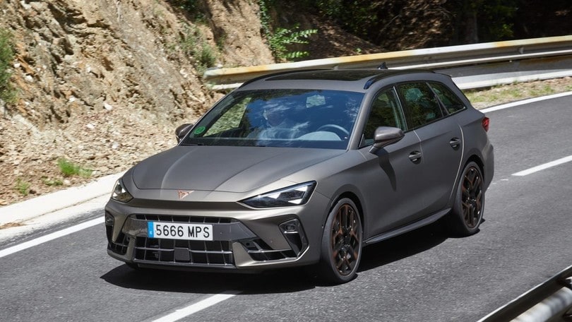 Nuova Cupra Leon 2024, prova su strada