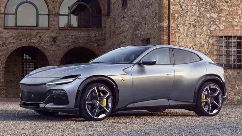 Traffico illecito di Ferrari al confine con la Svizzera: un sequestro