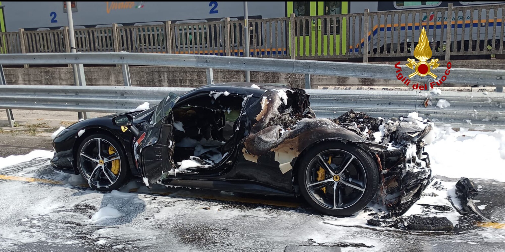 La Ferrari da 320mila euro va a fuoco in una manciata di secondi