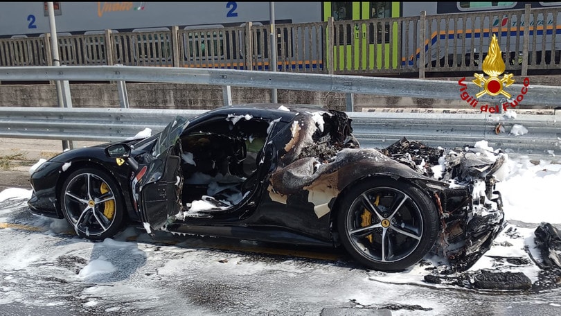 La Ferrari da 320mila euro va a fuoco in una manciata di secondi