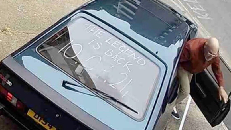 Lo strano video social con Eric Cantona e una vecchia Ford Capri