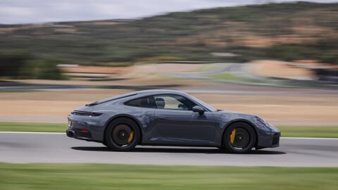 Porsche 911 GTS ibrida, la prova
