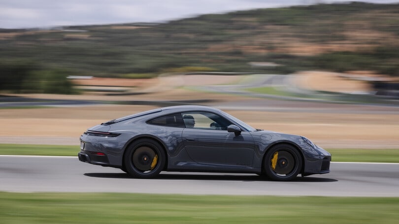 Porsche 911 GTS ibrida, la prova