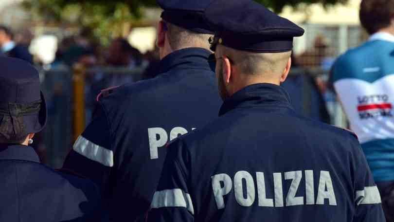 Roma, donna completamente nuda distrugge auto e colonnine in strada
