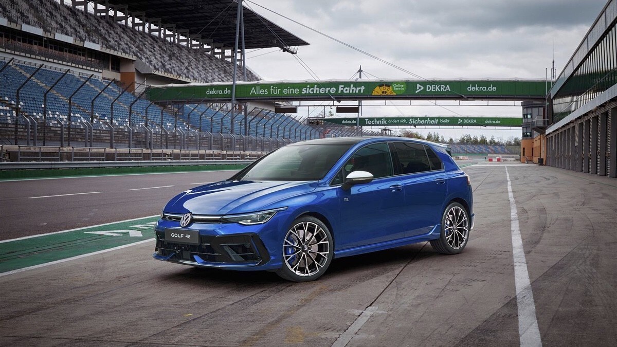 Volkswagen Golf R 2024, i prezzi: Black Edition ha l'assetto adattivo