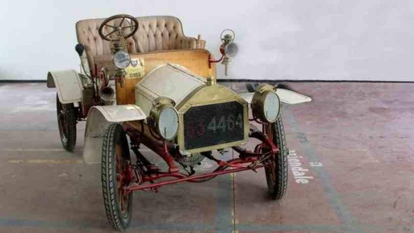 C'è una rarissima De-Dion Bouton del 1904 dei fratelli Ceirano in vendita