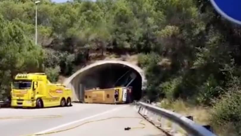 Incidente Spagna: pullman si ribalta all'ingresso di una galleria