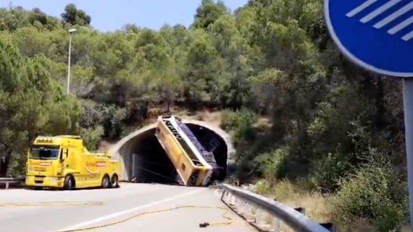 Terrore in Spagna: pullman si schianta contro galleria e rimane in verticale