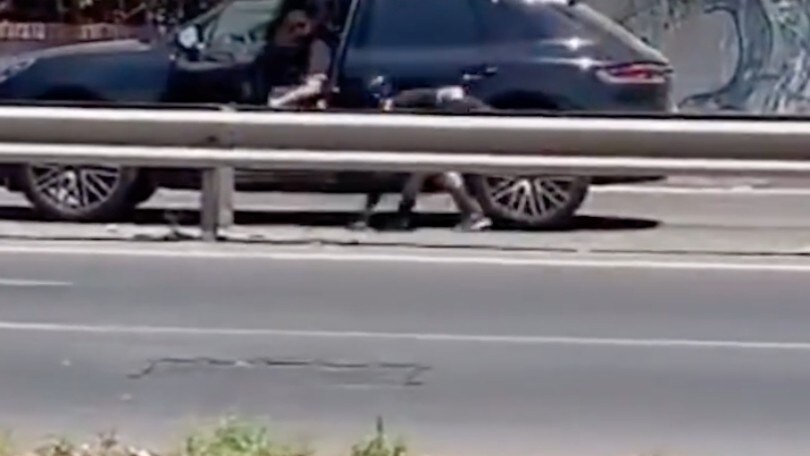 Napoli, assalto armato alla Porsche in pieno giorno: il video del furto è impressionante