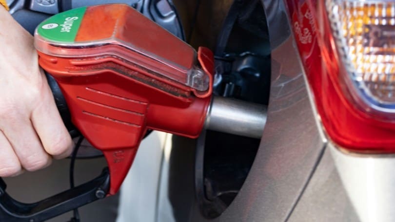 Prezzi medi carburanti: diminuiscono ancora a giugno