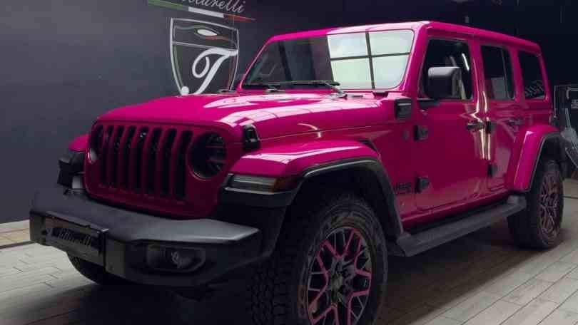 La nuova Jeep del rapper Il Tre è tutta fuxia: impossibile non notarla