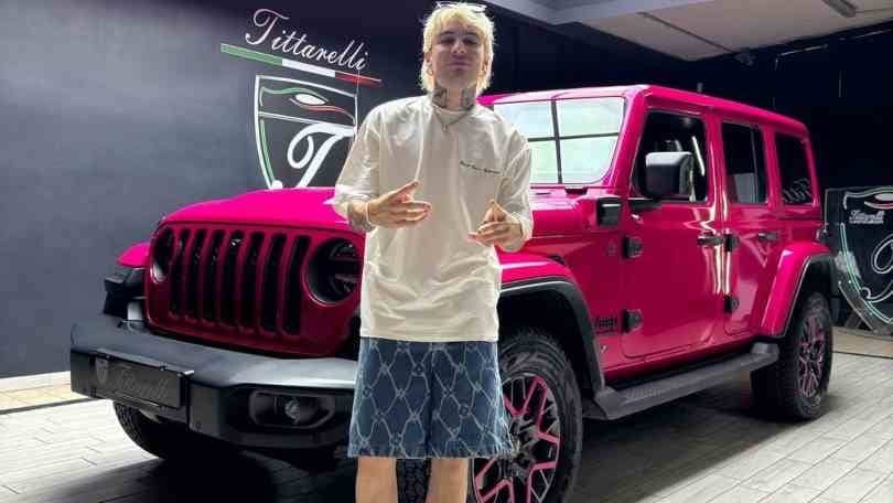 Il Tre, la sua nuova Jeep Wrangler da oltre 85mila euro è fucsia!