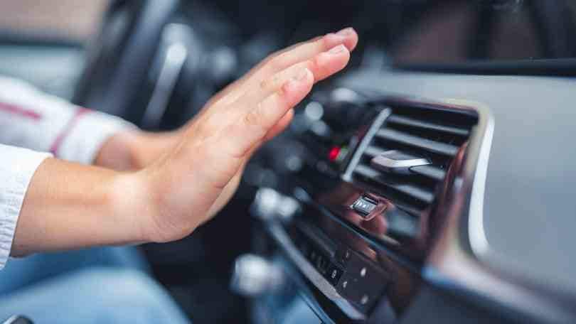 Tenere l'auto ferma con l'aria condizionata accesa è illegale