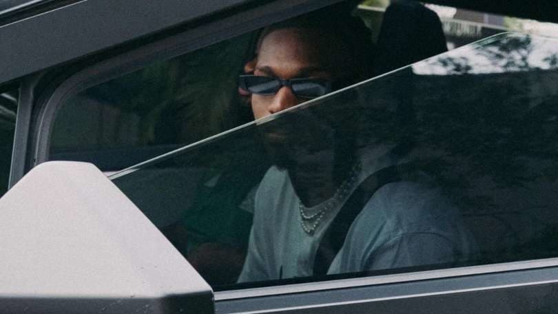 Leao, non solo supercar: ora va in giro con il Tesla Cybertruck