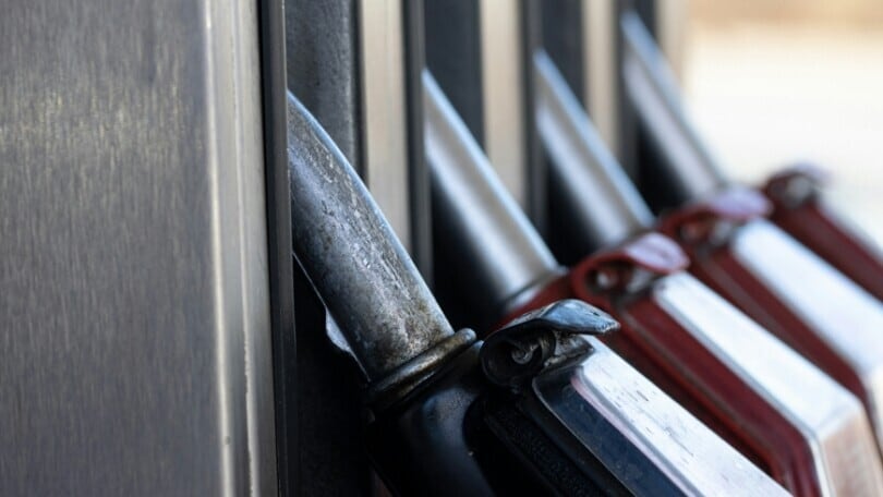 Carburanti, scendono i prezzi: benzina ai minimi da 6 mesi