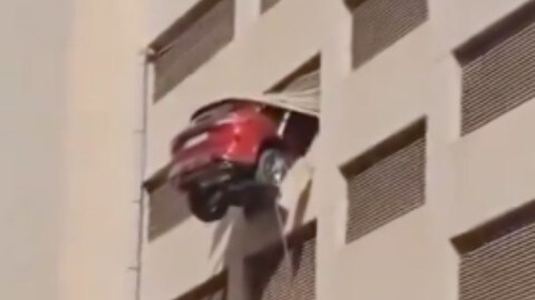 Sospesa con l'auto a 15 metri dall'altezza per un errore nel parcheggio