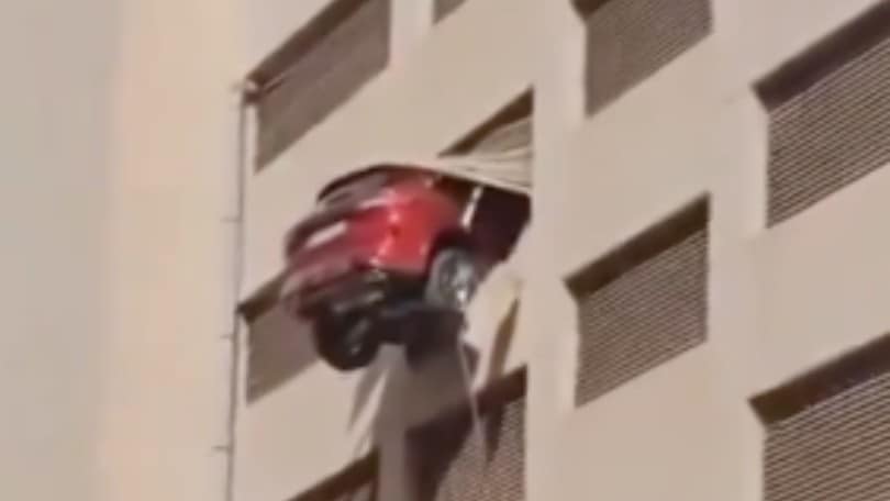 Sospesa con l'auto a 15 metri dall'altezza per un errore nel parcheggio