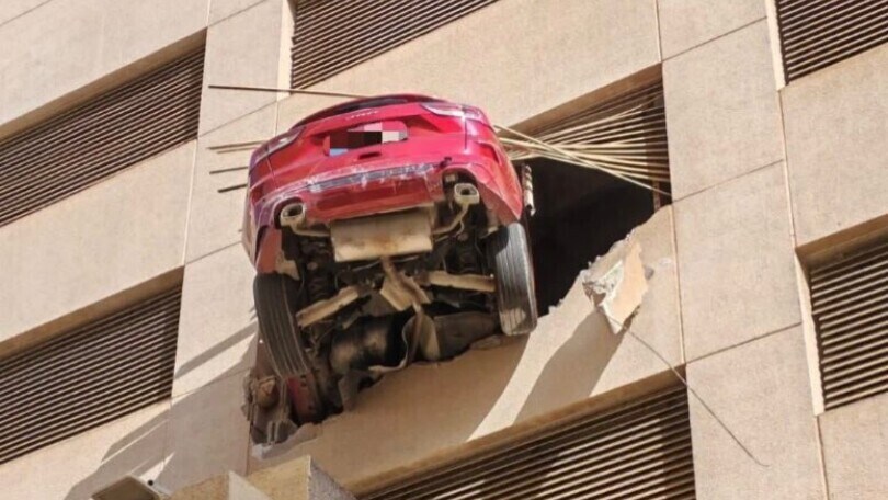 C'è un'auto sospesa nel vuoto a Ibiza: la retromarcia per sbaglio buca l'edificio!