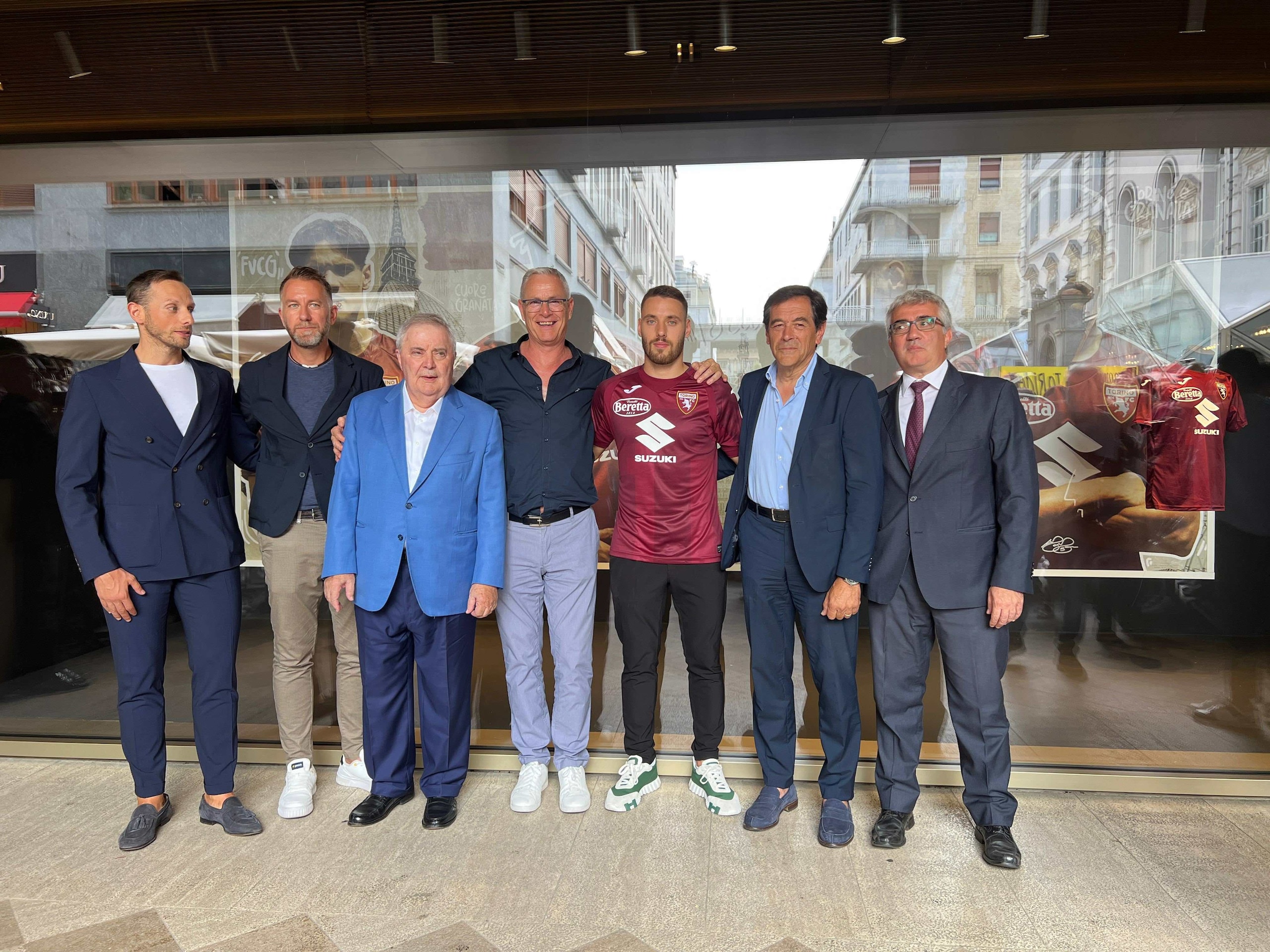 Suzuki e Torino presentano la nuova maglia 2024-25