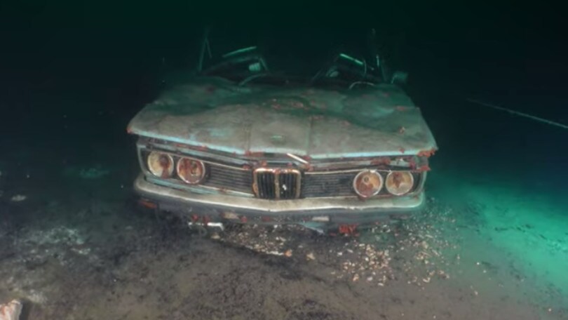 Negli abissi del Lago di Como c'è un cimitero di supercar spettrale