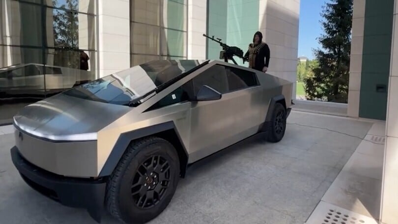Elon Musk ha regalato al leader ceceno un Cybertruck con mitragliatrice?
