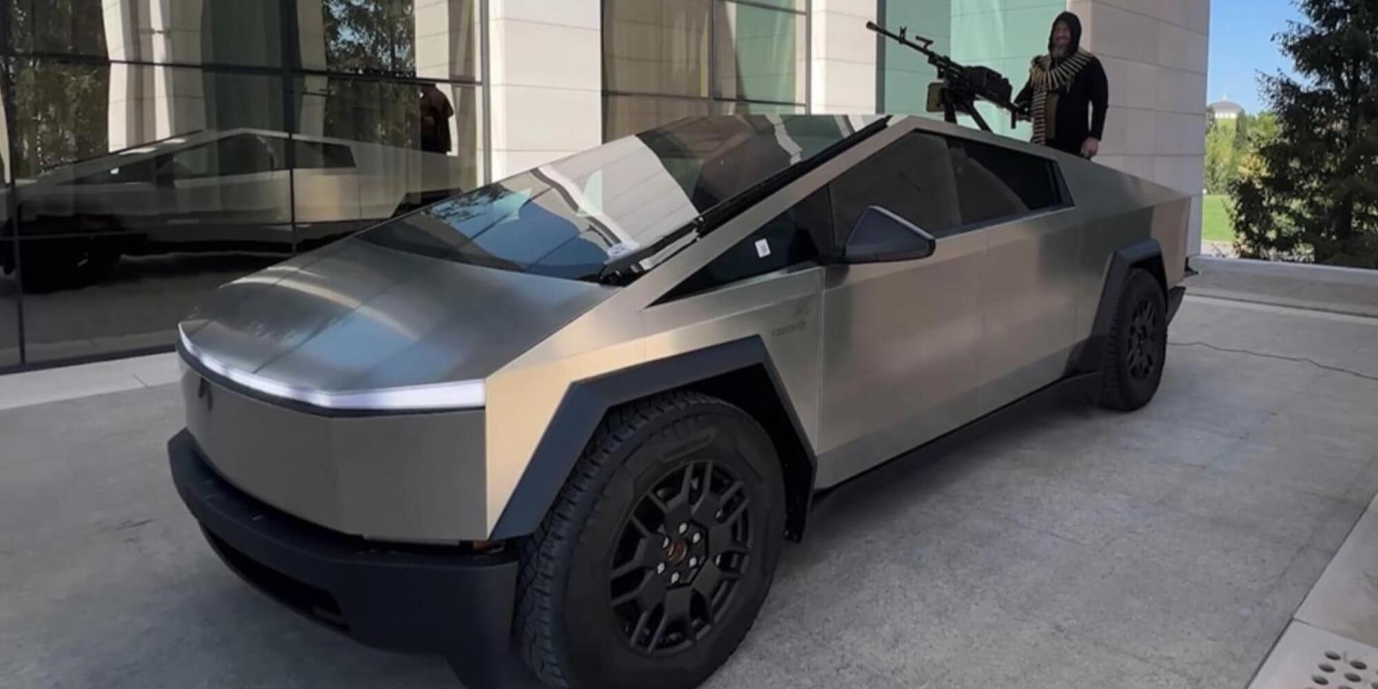 Scoppia la polemica sul Cybertruck mitragliato: la verità di Elon Musk spiazza tutti