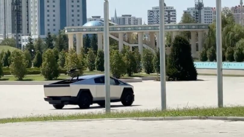 Il Cybertruck Tesla con mitragliatrice
