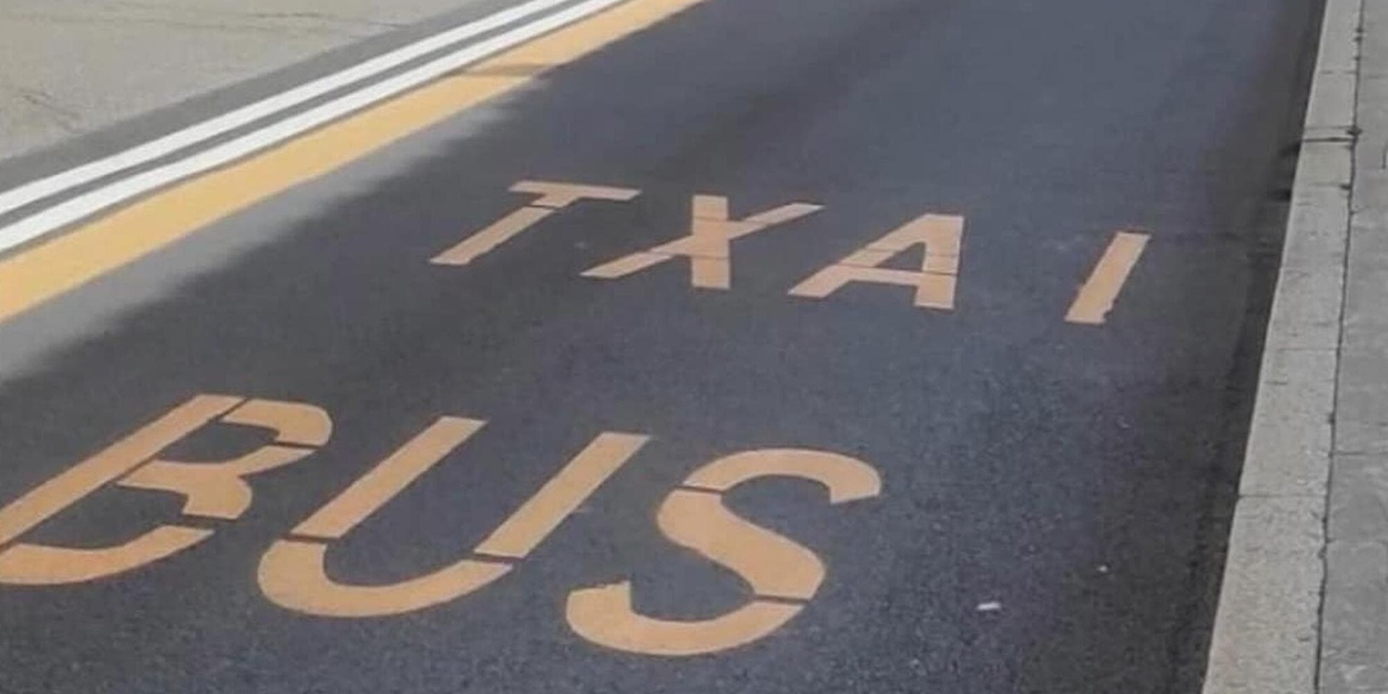 Txai invece di Taxi: non è una barzelletta ma l’errore sulla segnaletica stradale