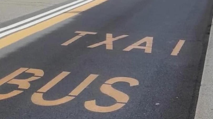 Txai invece di Taxi: non è una barzelletta ma l’errore sulla segnaletica stradale