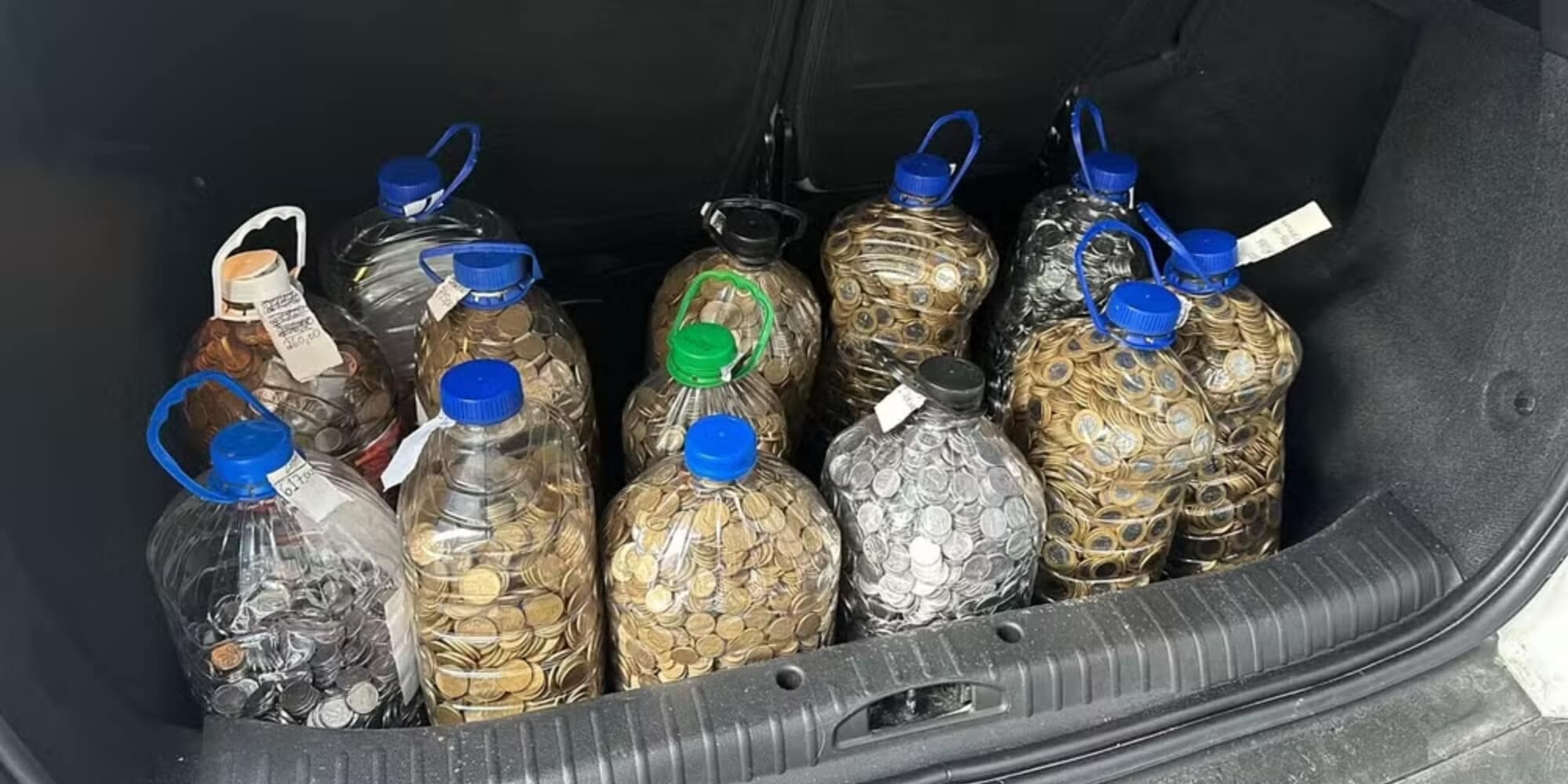 Paga l’auto con 13 boccioni di monete, la storia incredibile dal Brasile