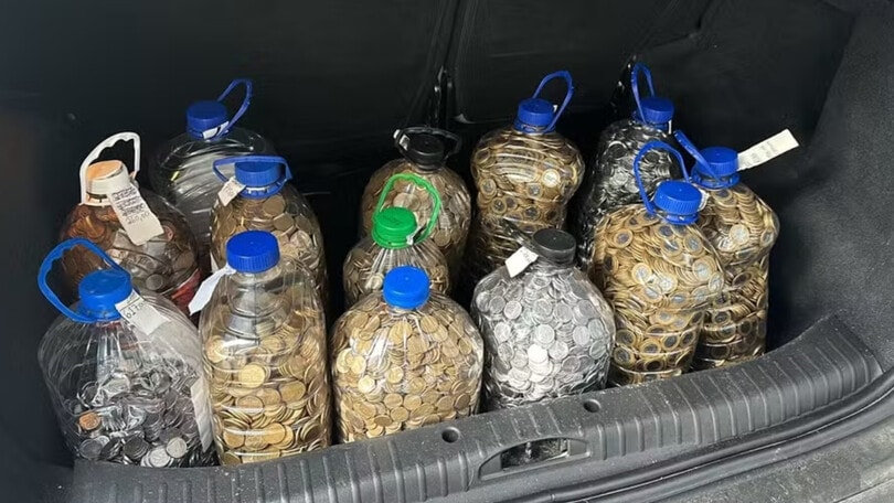 Paga l’auto con 13 boccioni di monete, la storia incredibile dal Brasile