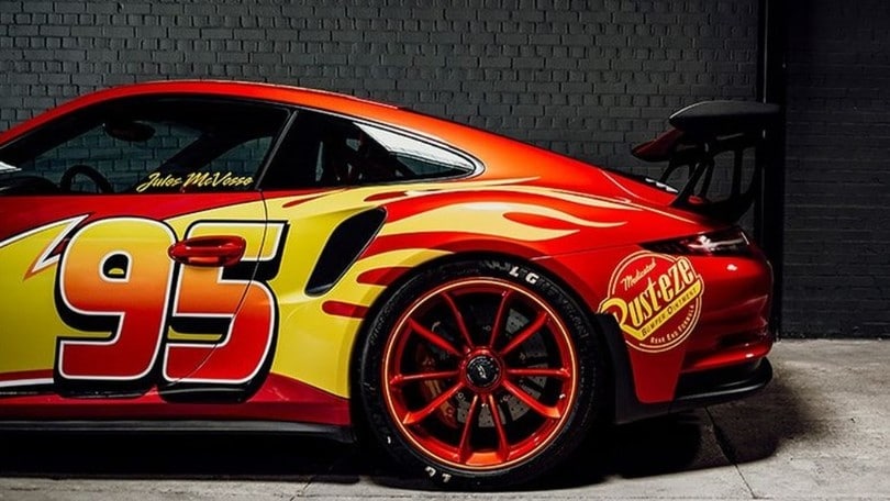 Oltre 200mila euro per trasformare questa Porsche 911 GT3 RS in Saetta McQueen