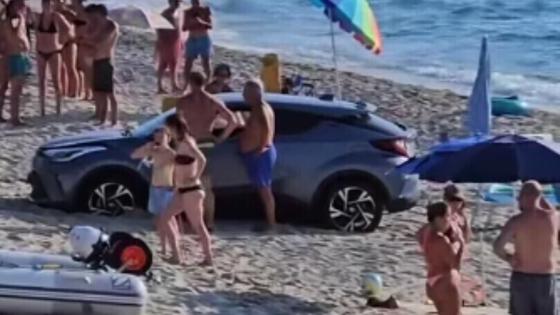 Turista sbaglia manovra e si ritrova in spiaggia col Suv