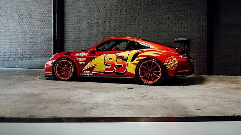 Super fan di Cars compra una Porsche e la trasforma in Saetta McQueen