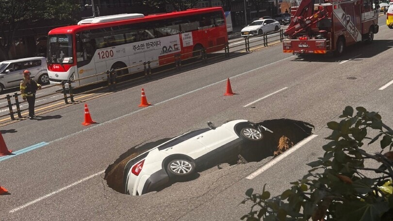 Un'auto è stata inghiottita da una voragine a Seoul
