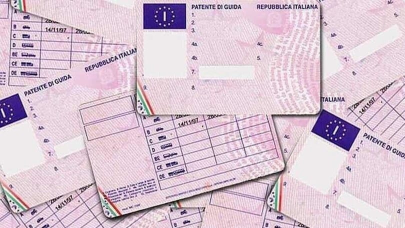 Come cambia l’esame di teoria della patente: dai camici al metal detector